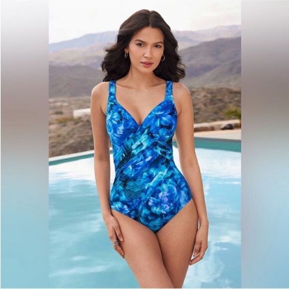 Miraclesuit NWT Sous Marine Revele One Piece
Swimsuit in Blue Multi Size 10 $190 - Picture 1 of 12